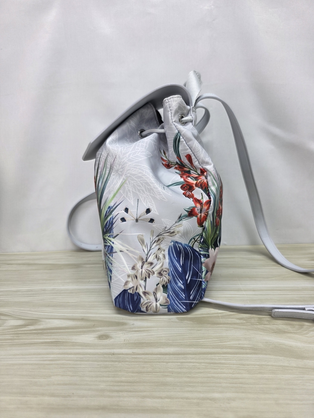 Ted Baker White Floral Parrot Drawstring Backpack - Picture 4 of 10